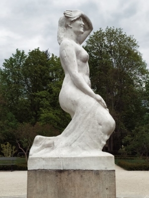 Łazienki Królewskie - rzeźba "Jutrzenka" 
(zdjęcie współczesne)